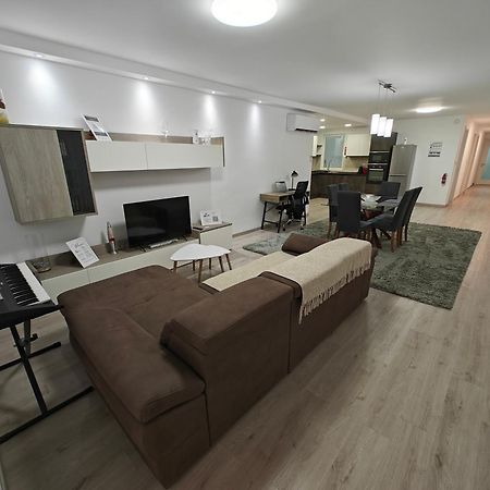 Modern Apartment With Large Outdoor Area - Sleeps 7, Close To Malta International Airport Лука Экстерьер фото